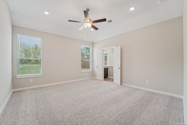 321 Firewheel Loop, Floresville, TX 78114