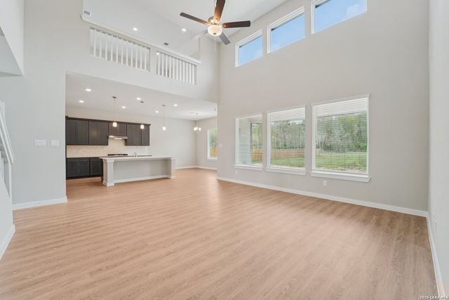 321 Firewheel Loop, Floresville, TX 78114