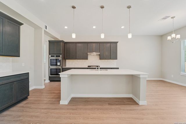 321 Firewheel Loop, Floresville, TX 78114