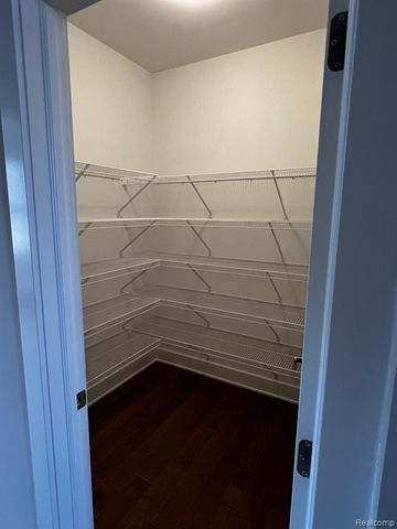 60657 Town Square Street, New Hudson, MI 48165