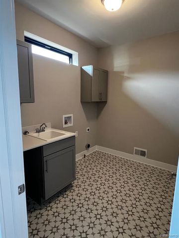 60657 Town Square Street, New Hudson, MI 48165