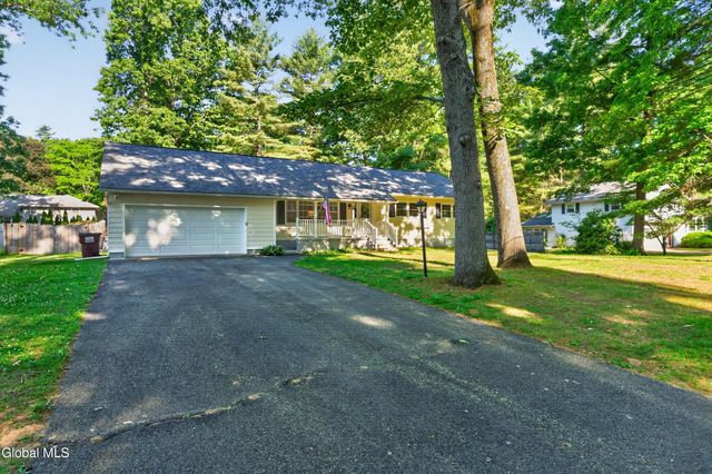 3 Peck Lane, Clifton Park, NY 12065