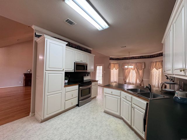 3328 Meadow Creek Drive, Bryant, AR 72022