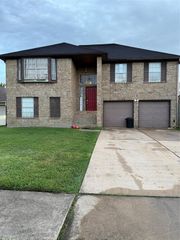 110 Almond Drive, Lake Jackson, TX 77566