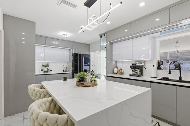 1506 S OREGON CIRCLE, Tampa, FL 33612