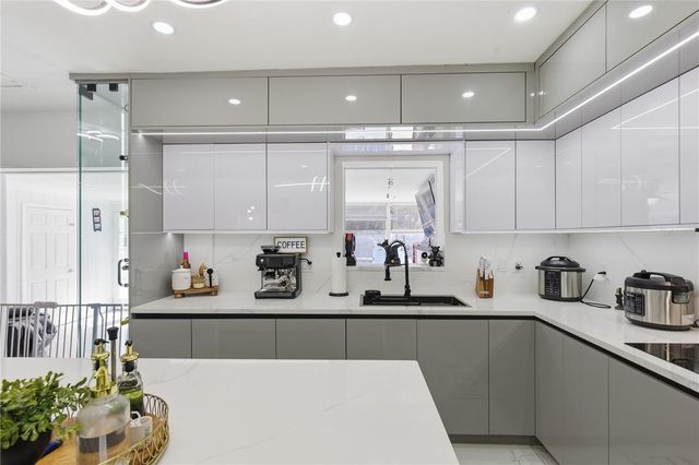 1506 S OREGON CIRCLE, Tampa, FL 33612