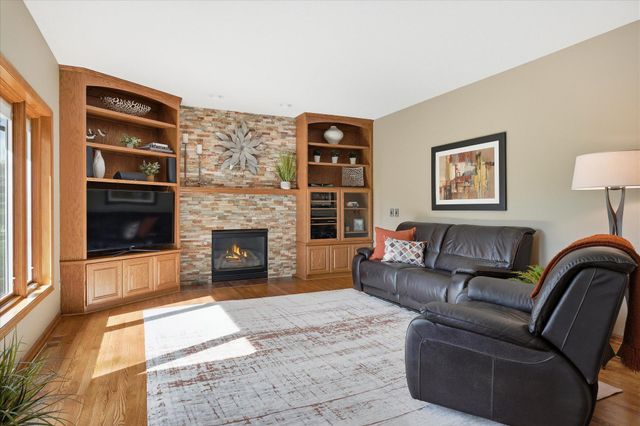 17811 Hollybrook Trail, Lakeville, MN 55044