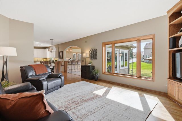 17811 Hollybrook Trail, Lakeville, MN 55044