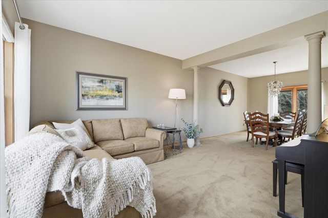 17811 Hollybrook Trail, Lakeville, MN 55044