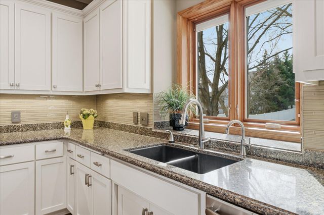 17811 Hollybrook Trail, Lakeville, MN 55044