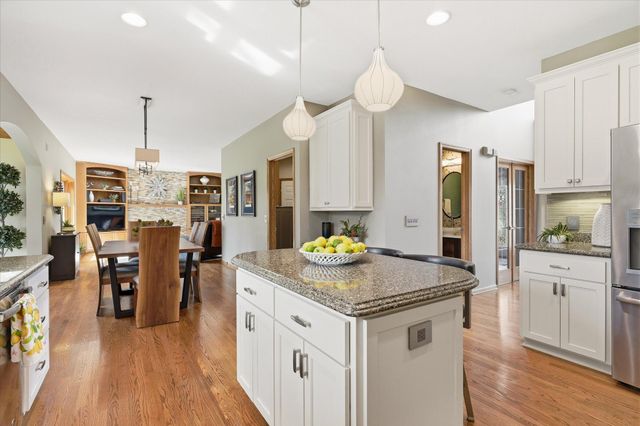 17811 Hollybrook Trail, Lakeville, MN 55044