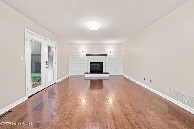 1112 Juniper Springs Dr, Louisville, KY 40242