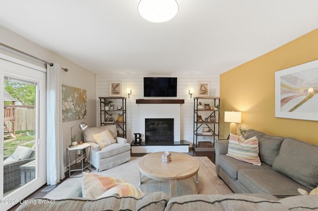 1112 Juniper Springs Dr, Louisville, KY 40242