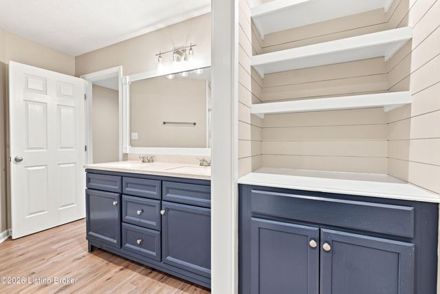 1112 Juniper Springs Dr, Louisville, KY 40242