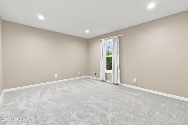 1112 Juniper Springs Dr, Louisville, KY 40242
