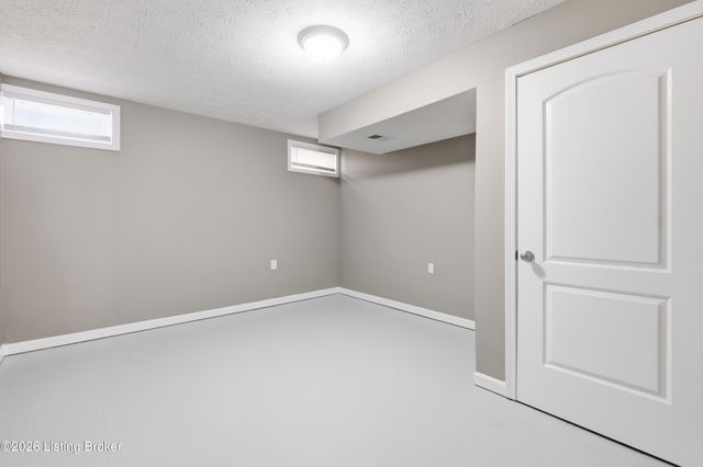 1112 Juniper Springs Dr, Louisville, KY 40242