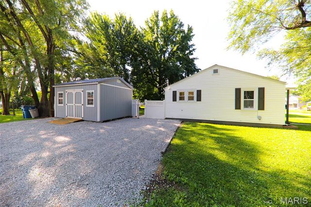 300 Pennsylvania Avenue, South Roxana, IL 62087