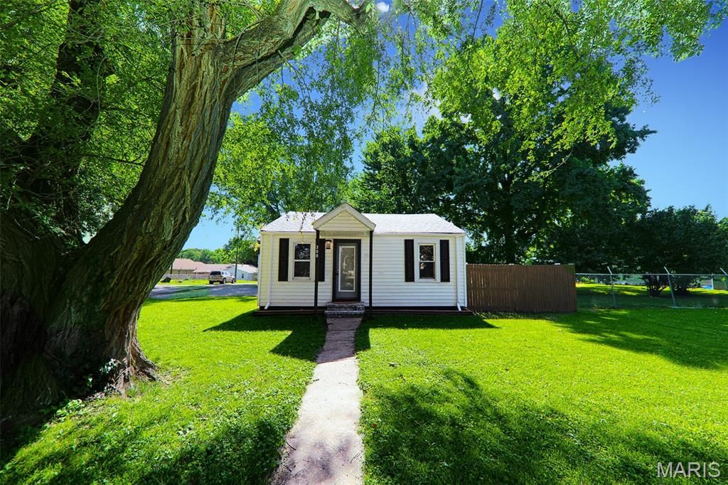 300 Pennsylvania Avenue, South Roxana, IL 62087