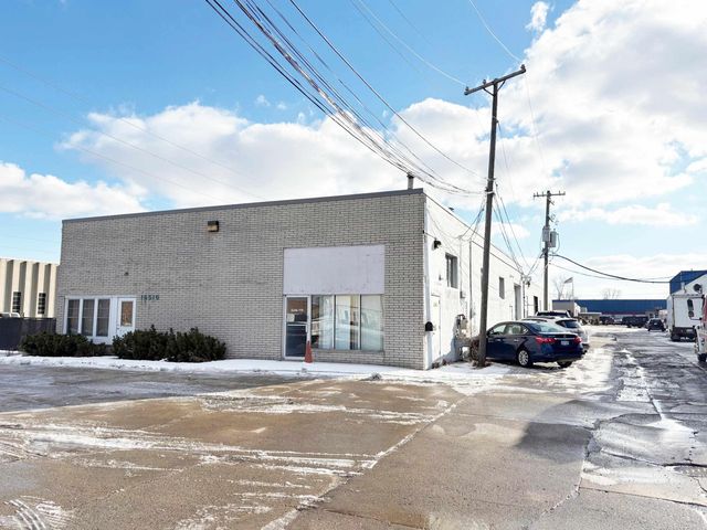 16500 E 13 Mile Road, Roseville, MI 48066