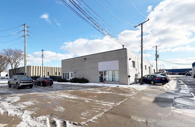 16500 E 13 Mile Road, Roseville, MI 48066