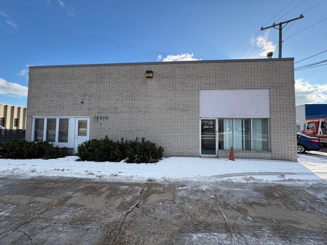 16500 E 13 Mile Road, Roseville, MI 48066