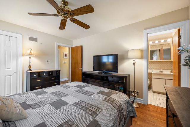 532 Landmeier Road, Elk Grove Village, IL 60007