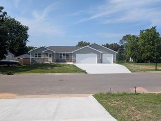 1931 SOUTHLAND LANE, New London, WI 54961