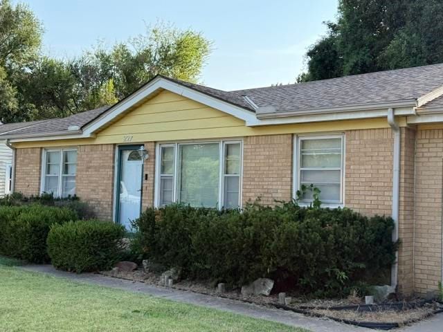 227 S Sunset Ave, Haysville, KS 67060