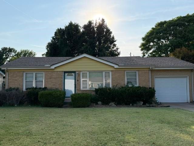 227 S Sunset Ave, Haysville, KS 67060