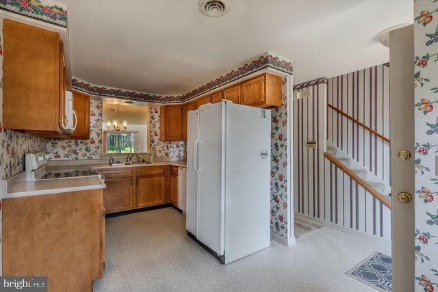 305 STONEGATE RD, York, PA 17408