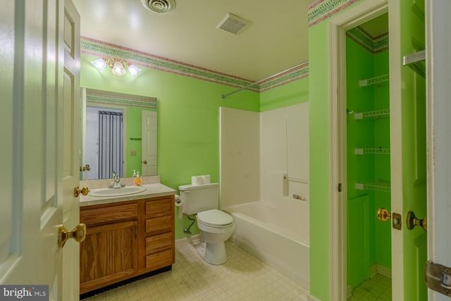 305 STONEGATE RD, York, PA 17408