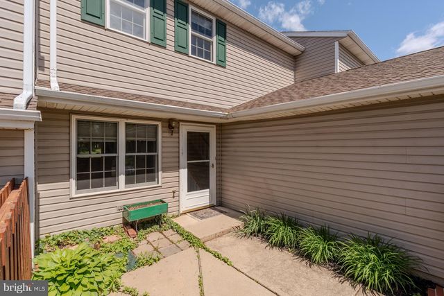 305 STONEGATE RD, York, PA 17408