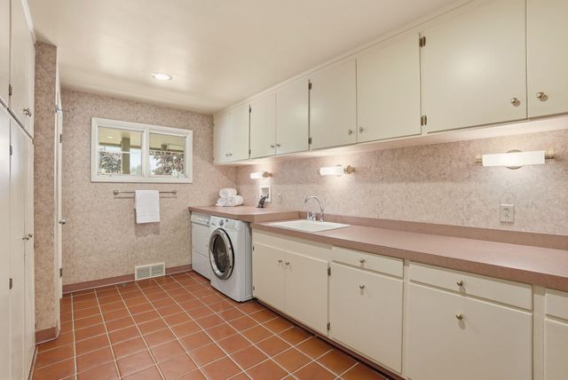 2417 S Helena Ct, Spokane, WA 99203