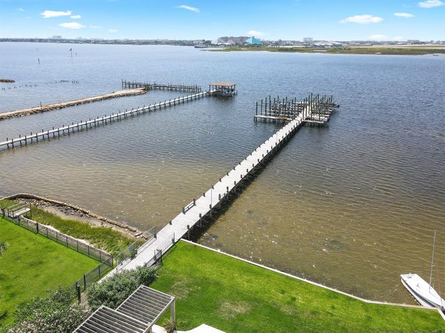 1007 Lillian Lane, Galveston, TX 77554