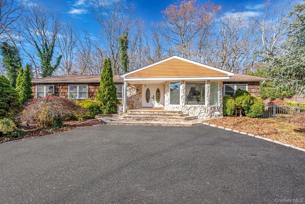 25 Farmington Lane, Melville, NY 11747
