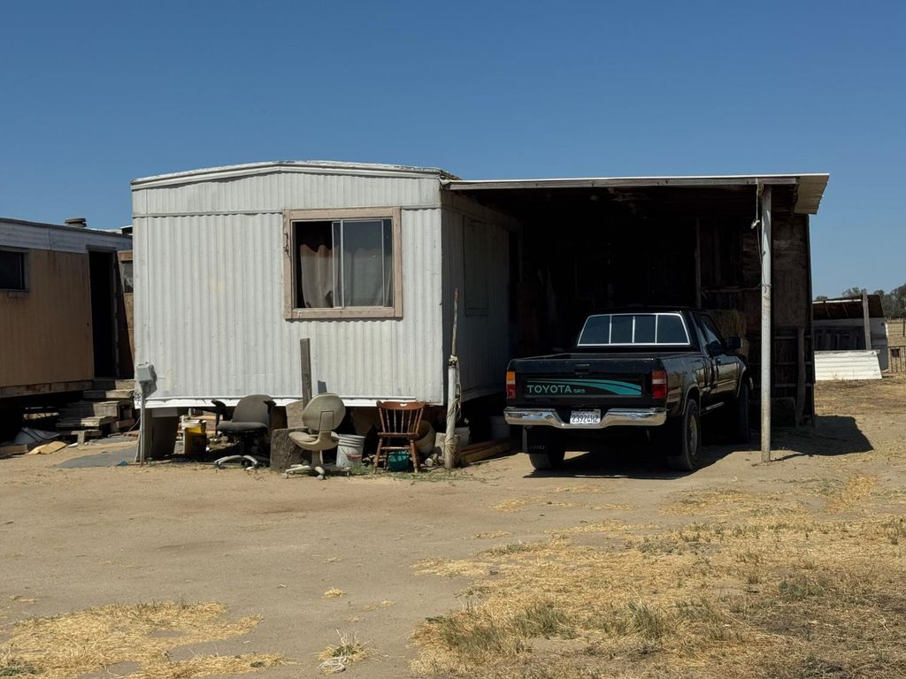 Image 4 of property listing at 19540 W Central Avenue, Kerman, CA 93630