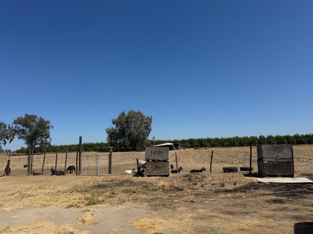 Image 5 of property listing at 19540 W Central Avenue, Kerman, CA 93630