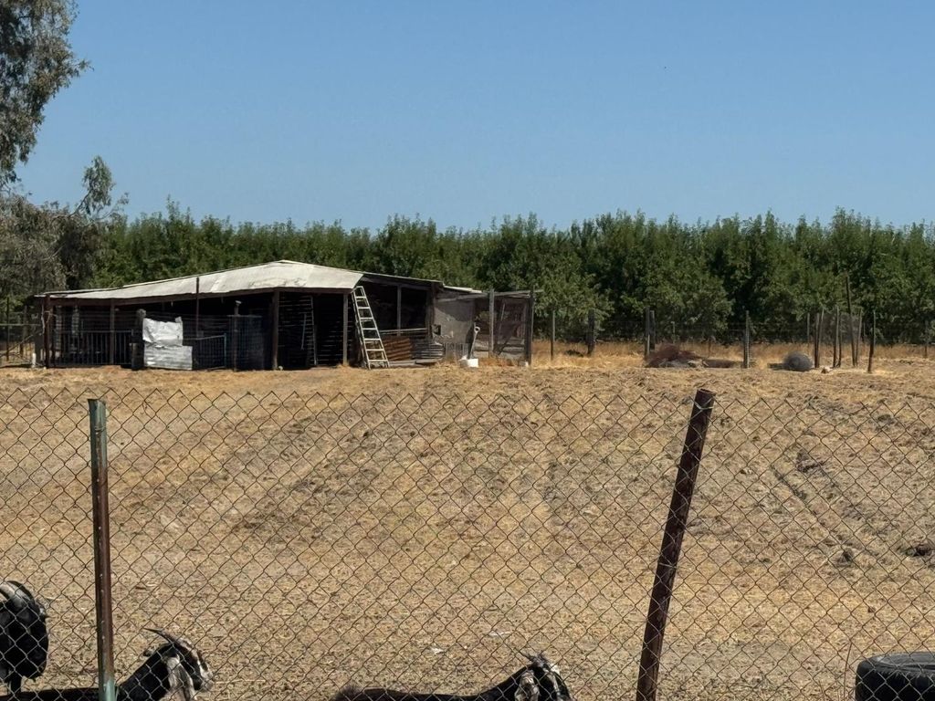 Image 6 of property listing at 19540 W Central Avenue, Kerman, CA 93630