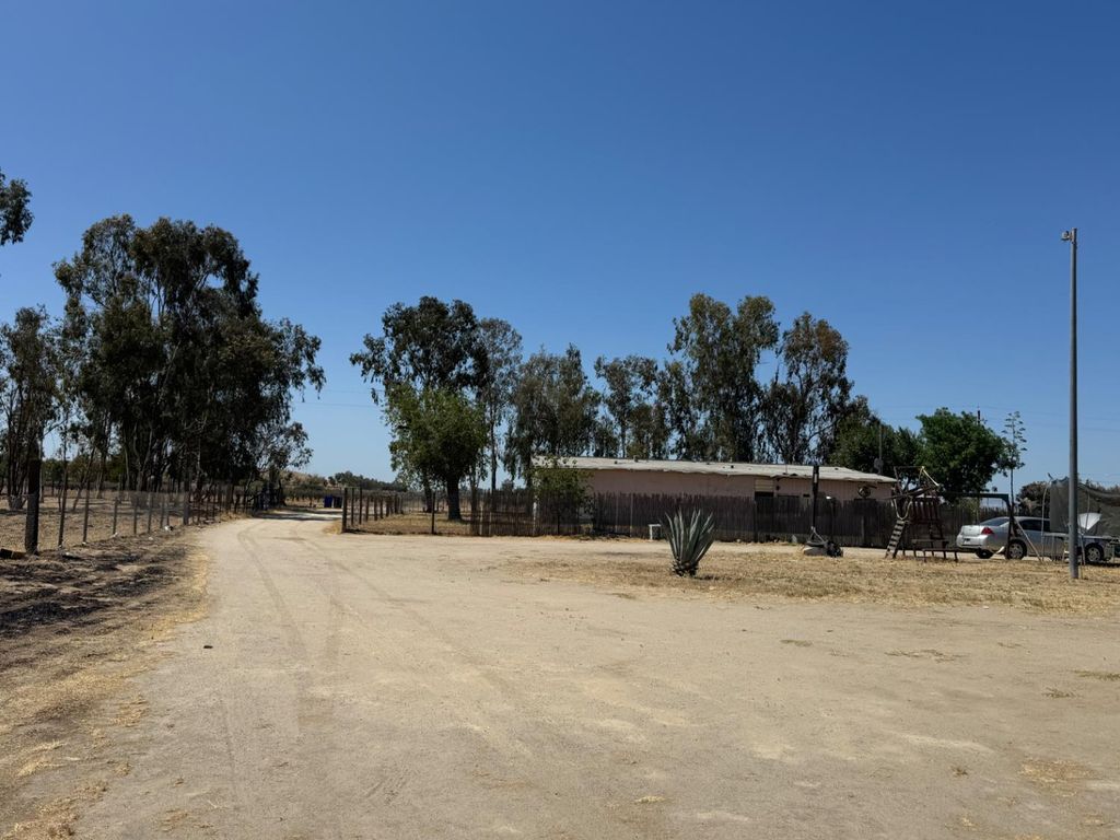 Image 7 of property listing at 19540 W Central Avenue, Kerman, CA 93630