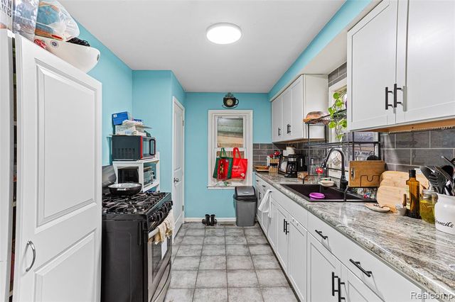 940 Stewart Avenue, Lincoln Park, MI 48146