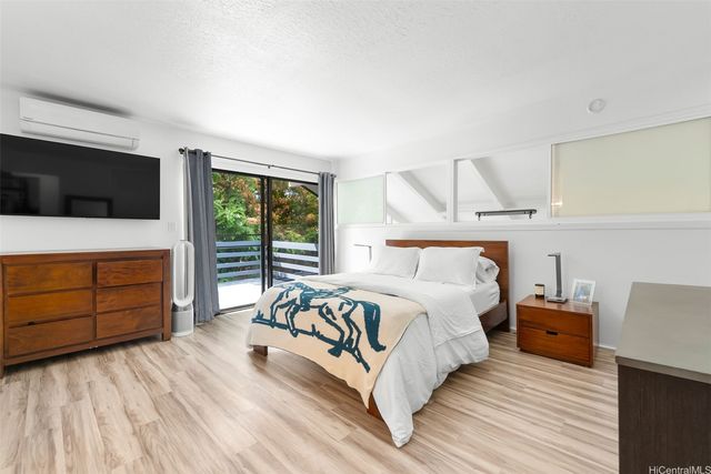 864 Nana Honua Street, Honolulu, HI 96825