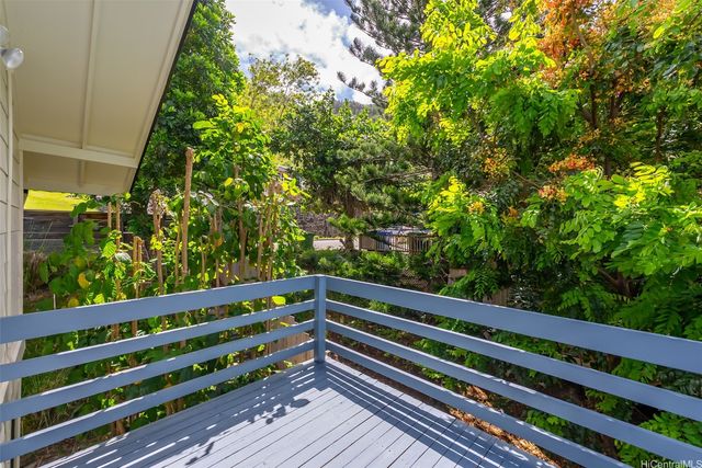 864 Nana Honua Street, Honolulu, HI 96825