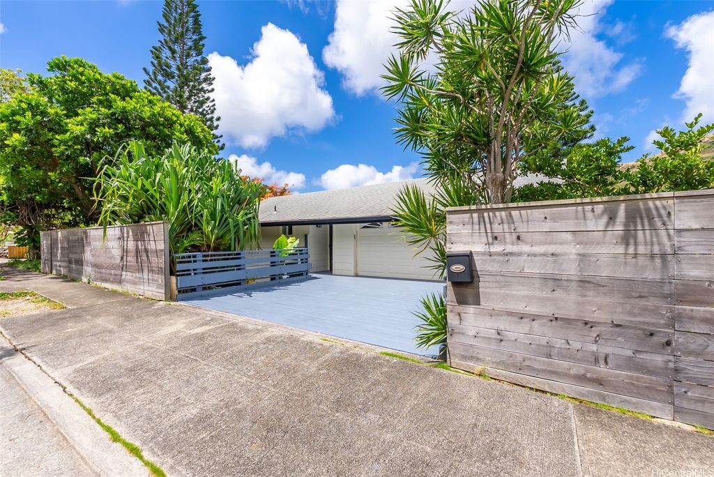 864 Nana Honua Street, Honolulu, HI 96825