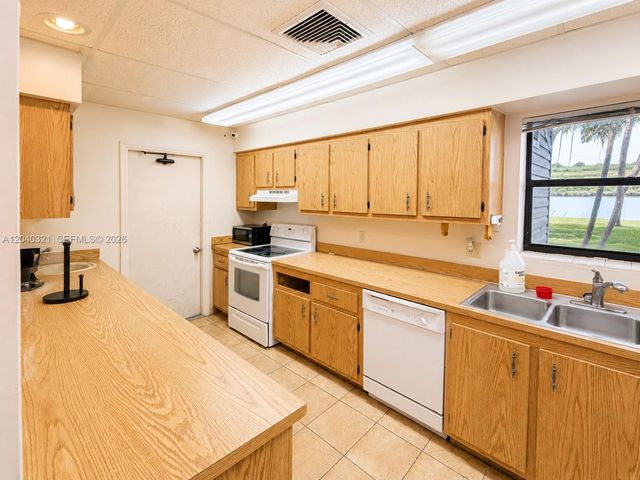 4550 NW 18th Avenue 606, Deerfield Beach, FL 33064