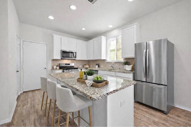 511 Eves Necklace DR, Buda, TX 78610