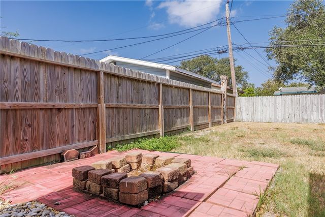 650 Sharon Dr, Corpus Christi, TX 78412