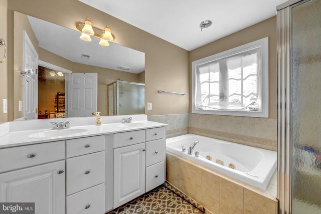 12753 HERON RIDGE DR, Fairfax, VA 22030
