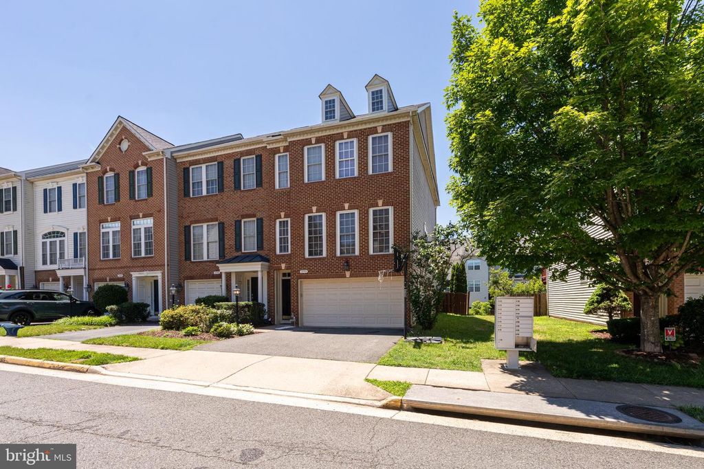 12753 HERON RIDGE DR, Fairfax, VA 22030