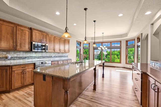20110 Settlers Hollow LANE, New Berlin, WI 53146