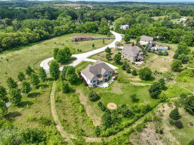 20110 Settlers Hollow LANE, New Berlin, WI 53146
